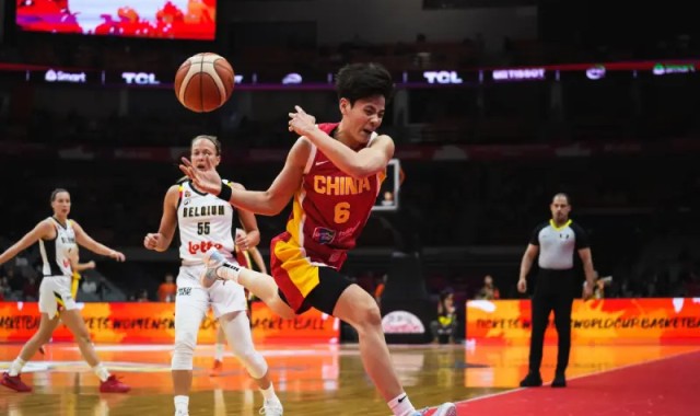 开云下载-博主：中国女篮有太多明牌硬打了，面对几个人合围