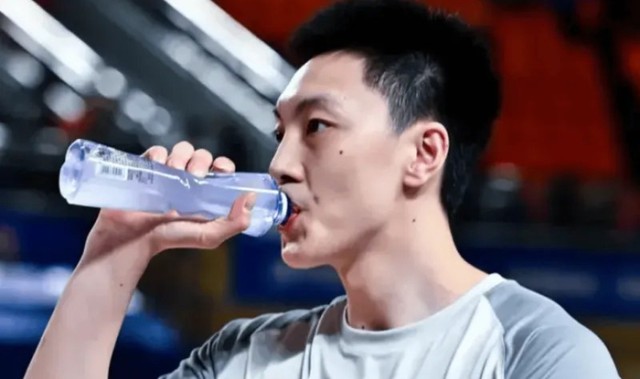 kaiyun-广东80-82新疆4坏消息！胡明轩徐杰没法看，二阵狂丢分，防守辣眼|全明星|焦泊乔|比赛|懒懒|CBA_新浪体育_新浪新闻