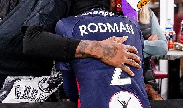 开云官网-美国足球界的朱自清 《记我和我的父亲罗德曼》